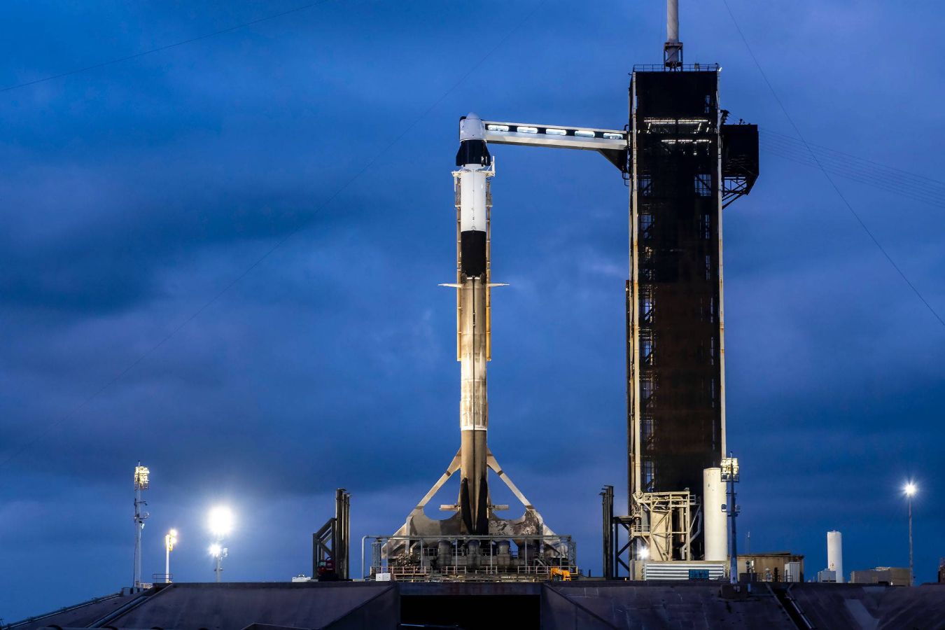 Falcon-9-Rakete mit der Crew Dragon «Resilience» der Fram2-Mission auf Launch Pad 39A des Kennedy Space Center in Florida. (Bild: SpaceX)